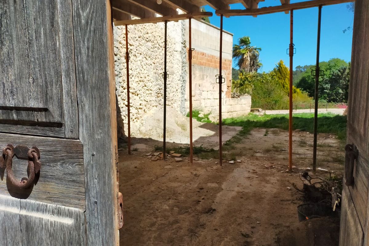 Dorfhaus zum Renovieren mit Basisproyekt und Baulizenz in Costix