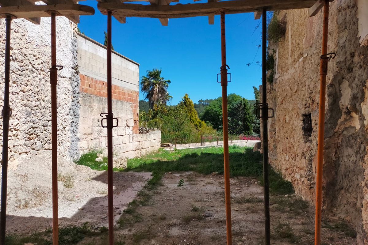 Dorfhaus zum Renovieren mit Basisproyekt und Baulizenz in Costix